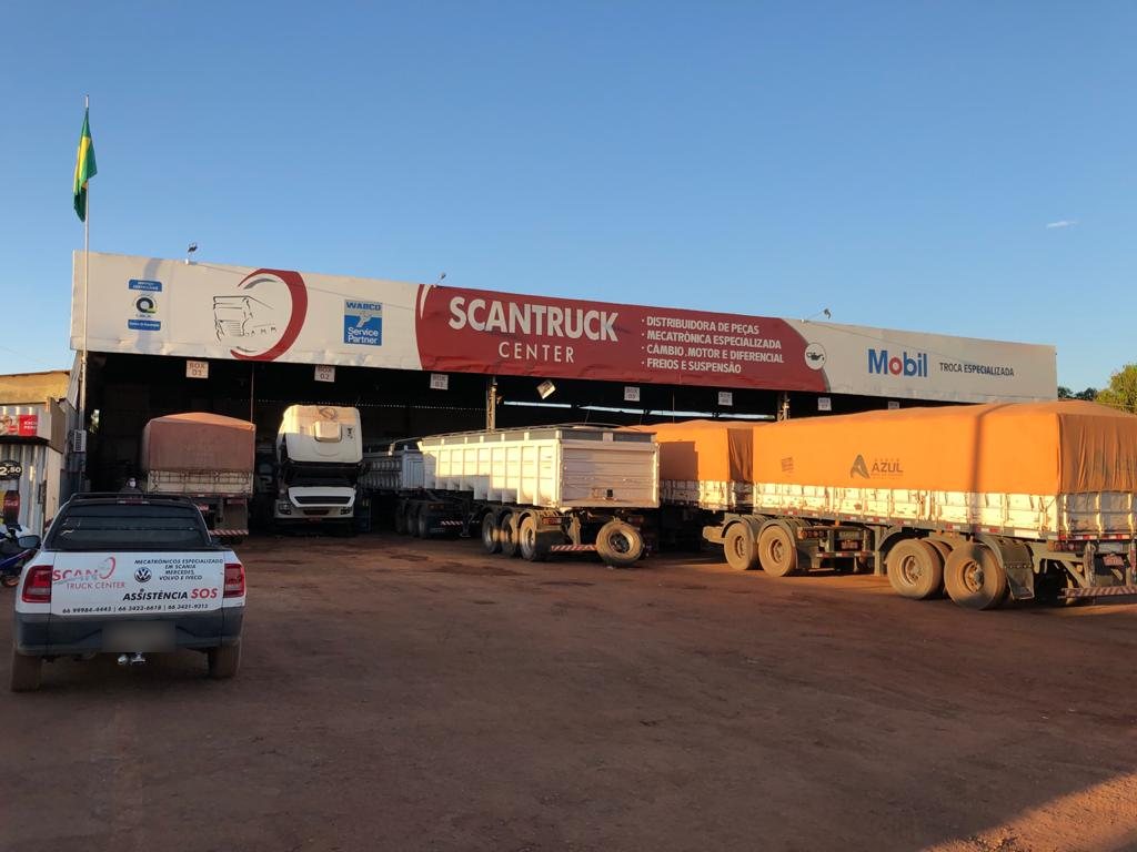 Fachada da Scan Truck Center na BR-364, com caminhões e carretas no pátio